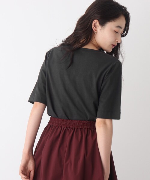 OPAQUE.CLIP(オペークドットクリップ)の「◆シルキースーピマ ボートネックカットソー【WEB限定サイズ】(Tシャツ/カットソー・レディース・チャコールグレー/ブラック/ホワイト系/イエロー/パープル系/ブルー・36/38/40/42)」の8枚目の写真