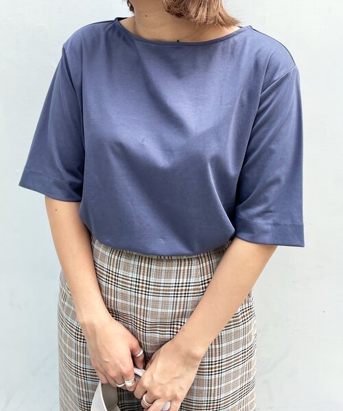 OPAQUE.CLIP(オペークドットクリップ)の「◆シルキースーピマ ボートネックカットソー【WEB限定サイズ】(Tシャツ/カットソー・レディース・チャコールグレー/ブラック/ホワイト系/イエロー/パープル系/ブルー・36/38/40/42)」の4枚目の写真