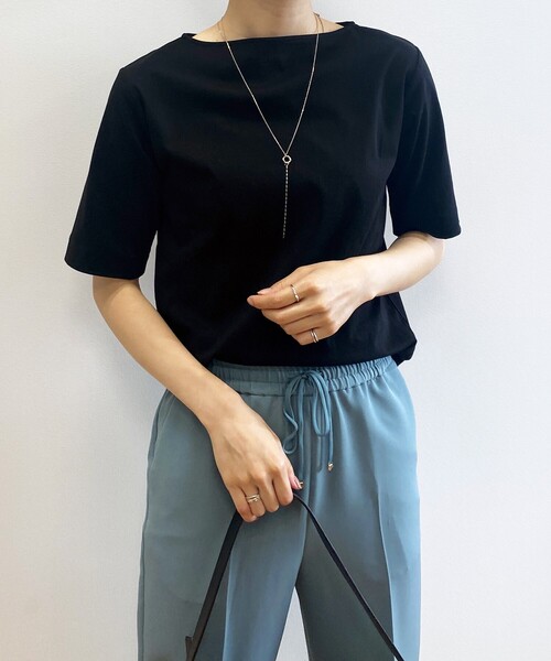 OPAQUE.CLIP(オペークドットクリップ)の「◆シルキースーピマ ボートネックカットソー【WEB限定サイズ】(Tシャツ/カットソー・レディース・チャコールグレー/ブラック/ホワイト系/イエロー/パープル系/ブルー・36/38/40/42)」の3枚目の写真