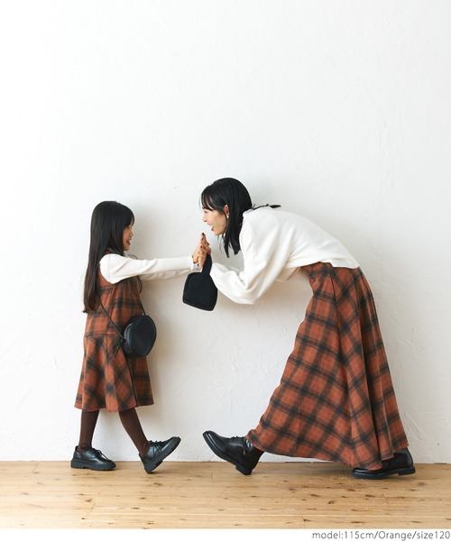 coca（coca）（コカ）の「キッズ 親子お揃い前後2wayヘビーネルチェック柄フレアジャンパースカート（ジャンパースカート・キッズ・ブラウン/オレンジ・100/110/120/130）」の12枚目の写真