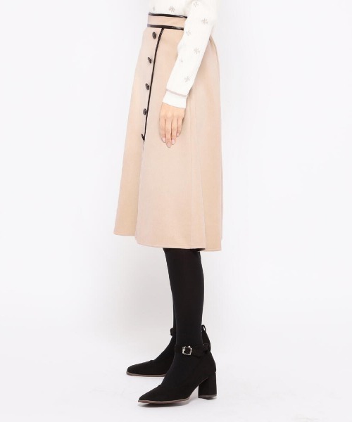 MISCH MASCH(ミッシュマッシュ)の「スエード合皮パイピングスカート(スカート・レディース・ベージュ/ベビーピンク・MEDIUM/SMALL)」の4枚目の写真