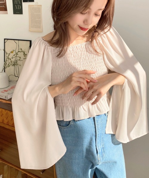 moment+(モーメントプラス)の「ホルターネックシャーリングペプラム半袖花柄ブラウス(シャツ/ブラウス・レディース・ブラック/オフホワイト/ライトベージュ/ピンク/ネイビー/イエロー/サックスブルー/ナチュラル/ブルー・M/L)」の4枚目の写真