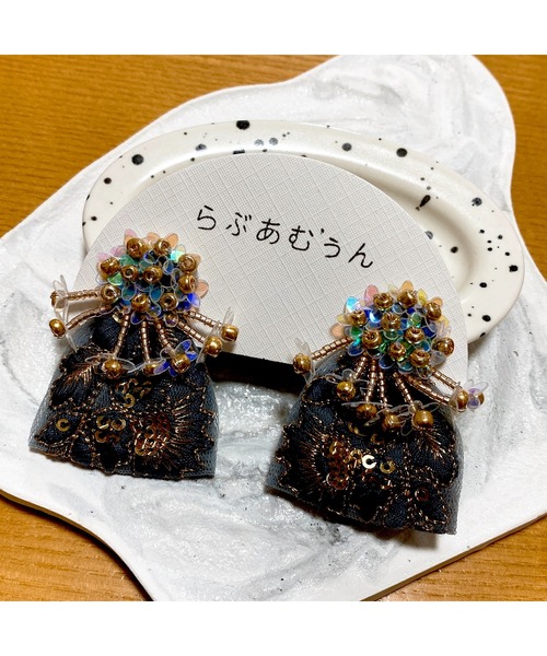 952】フラワータッセルとスワロフスキービーズのピアス／イヤリング