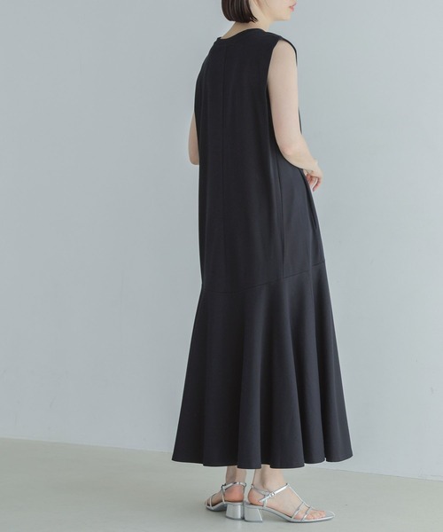 yuw（ユウ）の「Ｃフレアノースリーブワンピース　199141（ワンピース・レディース・チャコールグレー/ブラック/グリーン/ブルー・FREE）」の7枚目の写真