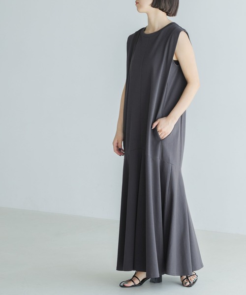 yuw（ユウ）の「Ｃフレアノースリーブワンピース　199141（ワンピース・レディース・チャコールグレー/ブラック/グリーン/ブルー・FREE）」の9枚目の写真