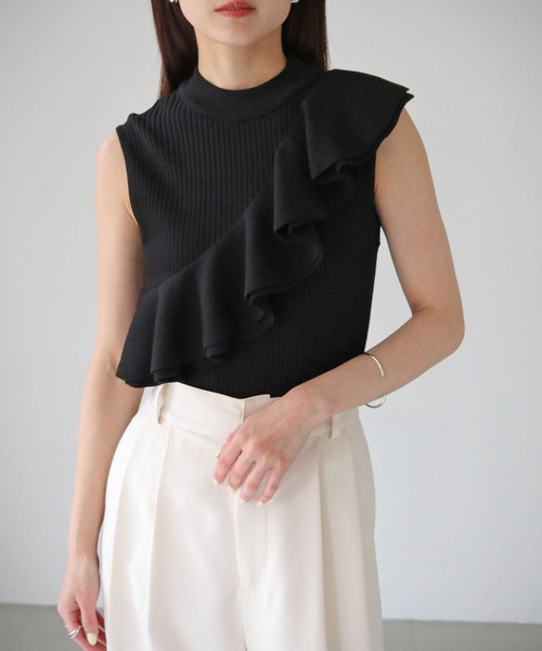 cheriella(シェリエラ)の「【cheriella】WEB限定ラッフルフリルノースリーブリブニット(ニット/セーター・レディース・ブラック/カーキ/ブルー/マスタード・M)」の1枚目の写真