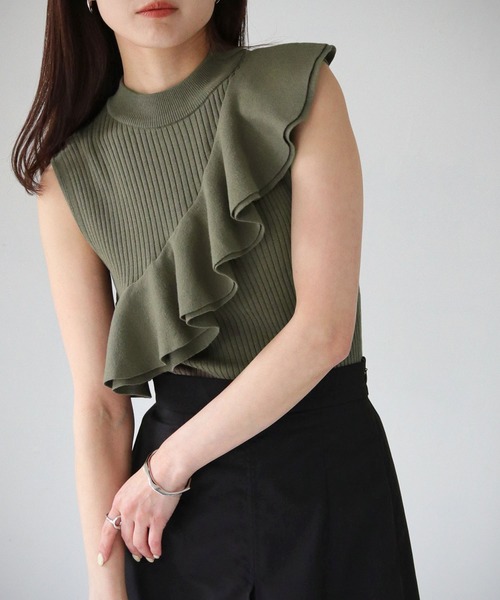 cheriella(シェリエラ)の「【cheriella】WEB限定ラッフルフリルノースリーブリブニット(ニット/セーター・レディース・ブラック/カーキ/ブルー/マスタード・M)」の13枚目の写真