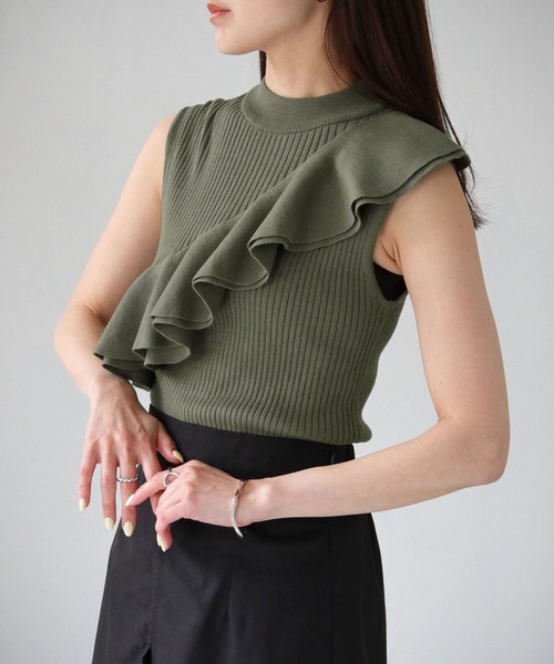 cheriella(シェリエラ)の「【cheriella】WEB限定ラッフルフリルノースリーブリブニット(ニット/セーター・レディース・ブラック/カーキ/ブルー/マスタード・M)」の16枚目の写真