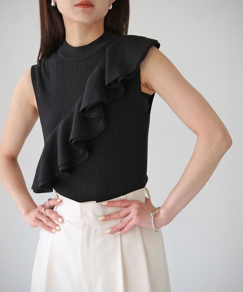 cheriella(シェリエラ)の「【cheriella】WEB限定ラッフルフリルノースリーブリブニット(ニット/セーター・レディース・ブラック/カーキ/ブルー/マスタード・M)」の7枚目の写真