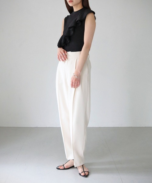 cheriella(シェリエラ)の「【cheriella】WEB限定ラッフルフリルノースリーブリブニット(ニット/セーター・レディース・ブラック/カーキ/ブルー/マスタード・M)」の12枚目の写真