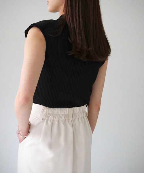cheriella(シェリエラ)の「【cheriella】WEB限定ラッフルフリルノースリーブリブニット(ニット/セーター・レディース・ブラック/カーキ/ブルー/マスタード・M)」の9枚目の写真