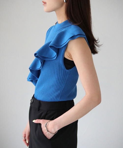 cheriella(シェリエラ)の「【cheriella】WEB限定ラッフルフリルノースリーブリブニット(ニット/セーター・レディース・ブラック/カーキ/ブルー/マスタード・M)」の22枚目の写真