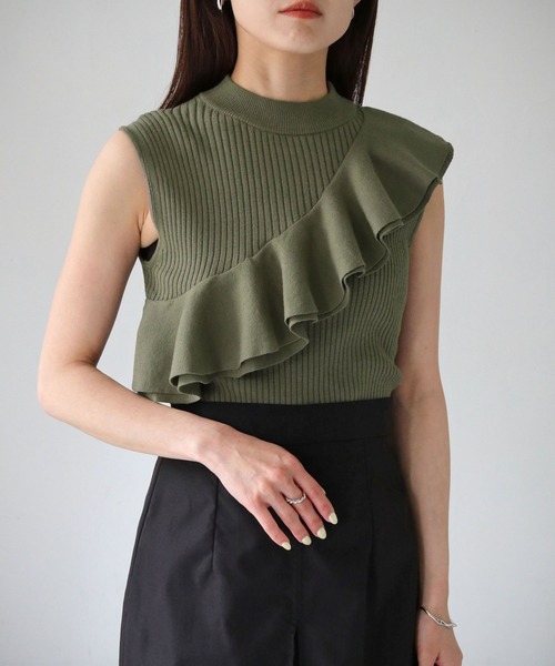 cheriella(シェリエラ)の「【cheriella】WEB限定ラッフルフリルノースリーブリブニット(ニット/セーター・レディース・ブラック/カーキ/ブルー/マスタード・M)」の15枚目の写真