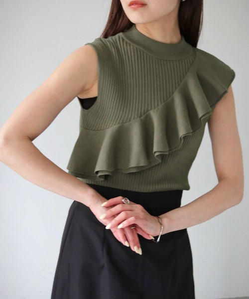 cheriella(シェリエラ)の「【cheriella】WEB限定ラッフルフリルノースリーブリブニット(ニット/セーター・レディース・ブラック/カーキ/ブルー/マスタード・M)」の14枚目の写真