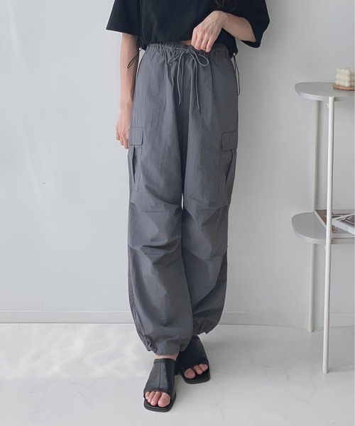 AS KNOW AS plus(アズノゥアズプラス)の「〇シャカナイロンミリタリーカーゴパンツ(カーゴパンツ・レディース・アイボリー/カーキ/サックスブルー/ブラック/グレー/ピンク・FREE)」の4枚目の写真