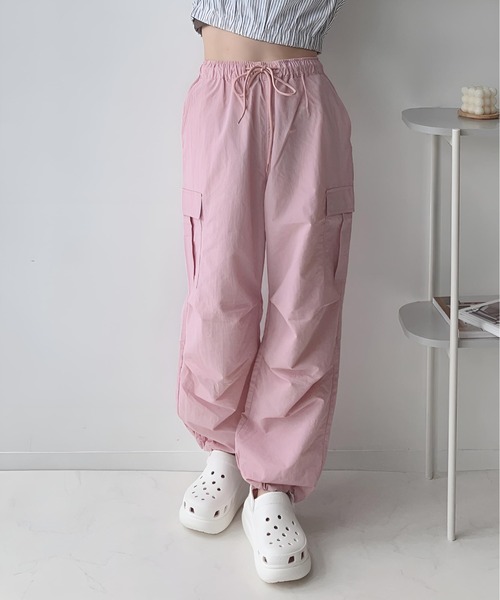 AS KNOW AS plus(アズノゥアズプラス)の「〇シャカナイロンミリタリーカーゴパンツ(カーゴパンツ・レディース・アイボリー/カーキ/サックスブルー/ブラック/グレー/ピンク・FREE)」の6枚目の写真