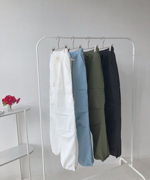 AS KNOW AS plus(アズノゥアズプラス)の「〇シャカナイロンミリタリーカーゴパンツ(カーゴパンツ・レディース・アイボリー/カーキ/サックスブルー/ブラック/グレー/ピンク・FREE)」の14枚目の写真