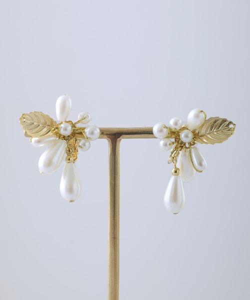 PourVous（プールヴー）の「リーフモチーフパールイヤリング 結婚式 同窓会 オケージョン 二次会（イヤリング・レディース・シルバー/ゴールド・FREE）」の6枚目の写真