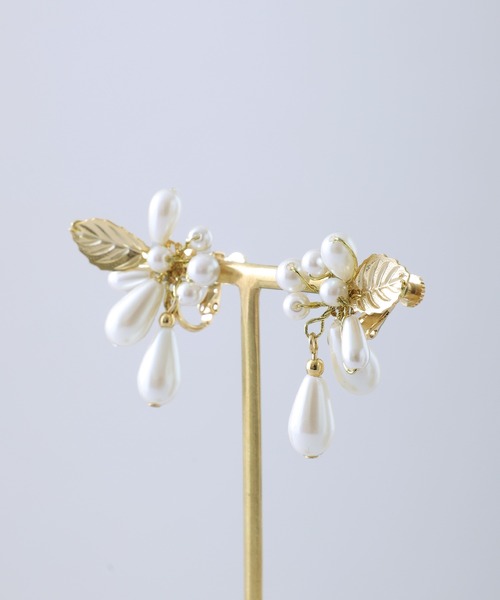 PourVous（プールヴー）の「リーフモチーフパールイヤリング 結婚式 同窓会 オケージョン 二次会（イヤリング・レディース・シルバー/ゴールド・FREE）」の7枚目の写真