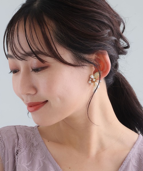 PourVous（プールヴー）の「リーフモチーフパールイヤリング 結婚式 同窓会 オケージョン 二次会（イヤリング・レディース・シルバー/ゴールド・FREE）」の13枚目の写真