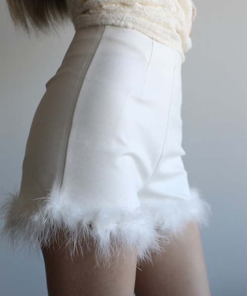 Jasmine Grandiflorum（ジャスミングランディフローラム）の「【Jasmine】ファー付きハイウエストショートパンツ（その他パンツ・レディース・ホワイト/ブラック・MEDIUM/SMALL）」の4枚目の写真