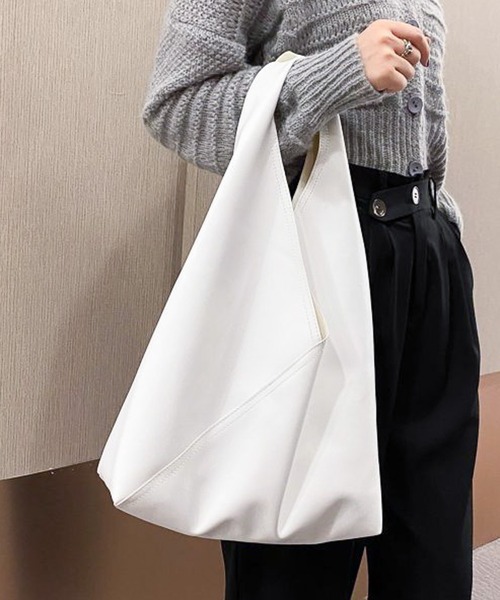 Lilamusant(リラミュゾン)の「【Lilamusant(リラミュゾン)】2WAYフェイクレザートライアングルトートバッグ(トートバッグ・レディース・ゴールド/シルバー/ホワイト/ブラック・FREE)」の6枚目の写真