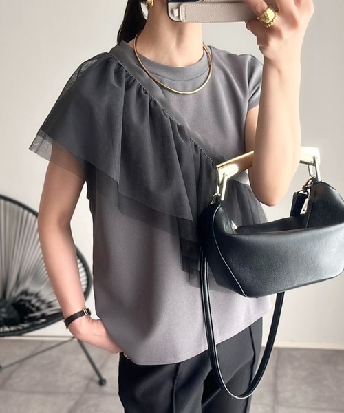 Eclat one(エクラワン)の「マルチウェイ グラデーション チュールフリル付き フレンチスリーブカットソー(Tシャツ/カットソー・レディース・ブラック/アイボリー/ライトグレー/チャコールグレー・FREE)」の3枚目の写真