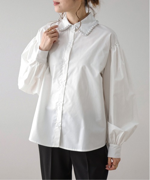 【新品】完売sonoパール付きブラウス ホワイト セール】パール襟ブラウス(シャツ/ブラウス)|AMELY(エミリー