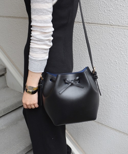 Khaju（カージュ）の「Khaju:バイカラードローストリングバッグ（ハンドバッグ・レディース・ブラック/ベージュ・ONE SIZE）」の2枚目の写真