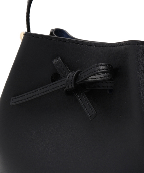 Khaju（カージュ）の「Khaju:バイカラードローストリングバッグ（ハンドバッグ・レディース・ブラック/ベージュ・ONE SIZE）」の4枚目の写真