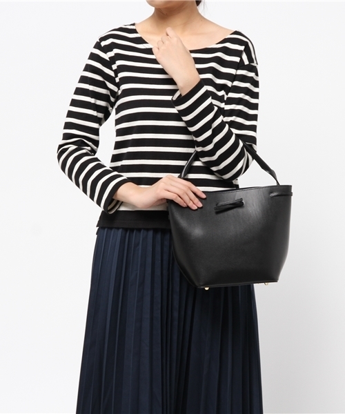 Khaju（カージュ）の「Khaju:バイカラードローストリングバッグ（ハンドバッグ・レディース・ブラック/ベージュ・ONE SIZE）」の3枚目の写真