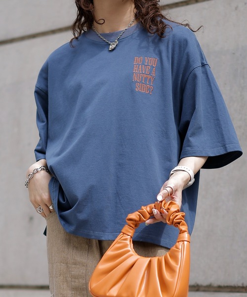 DOUBLE NAME（ダブルネーム）の「POPCORN BOX BACK刺繍TEE/ユニセックス（Tシャツ/カットソー・レディース・レッド/ネイビー/オフホワイト・FREE）」の2枚目の写真