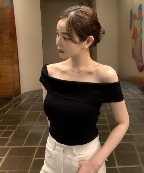 COMON+(コモンプラス)の「きれい目オフショルダーニットトップス(Tシャツ/カットソー・レディース・ブラック/ホワイト/ブラック×ホワイト・FREE)」の2枚目の写真