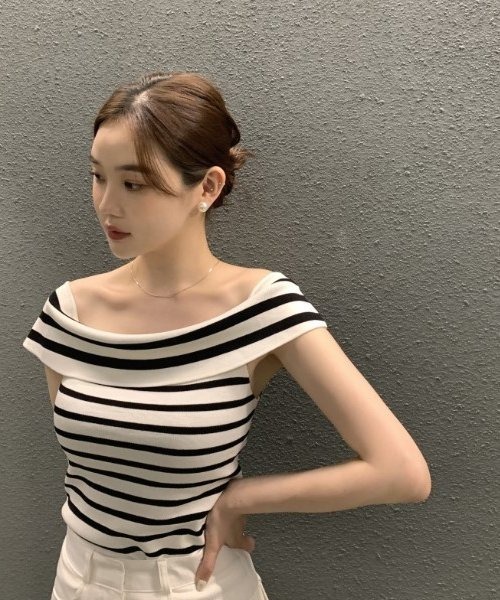 COMON+(コモンプラス)の「きれい目オフショルダーニットトップス(Tシャツ/カットソー・レディース・ブラック/ホワイト/ブラック×ホワイト・FREE)」の21枚目の写真