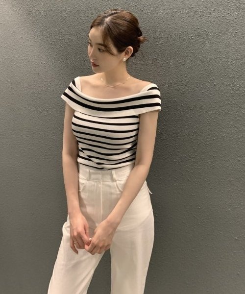 COMON+(コモンプラス)の「きれい目オフショルダーニットトップス(Tシャツ/カットソー・レディース・ブラック/ホワイト/ブラック×ホワイト・FREE)」の4枚目の写真