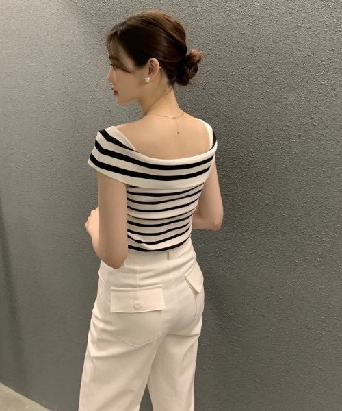 COMON+(コモンプラス)の「きれい目オフショルダーニットトップス(Tシャツ/カットソー・レディース・ブラック/ホワイト/ブラック×ホワイト・FREE)」の5枚目の写真