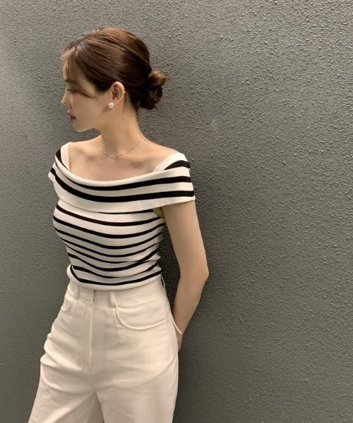 COMON+(コモンプラス)の「きれい目オフショルダーニットトップス(Tシャツ/カットソー・レディース・ブラック/ホワイト/ブラック×ホワイト・FREE)」の6枚目の写真