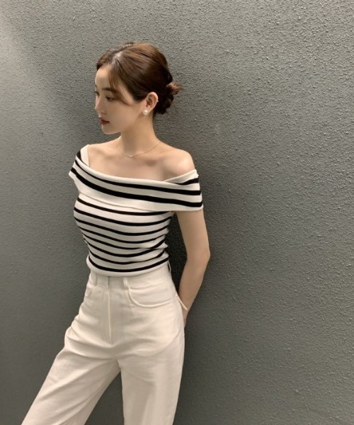 COMON+(コモンプラス)の「きれい目オフショルダーニットトップス(Tシャツ/カットソー・レディース・ブラック/ホワイト/ブラック×ホワイト・FREE)」の22枚目の写真