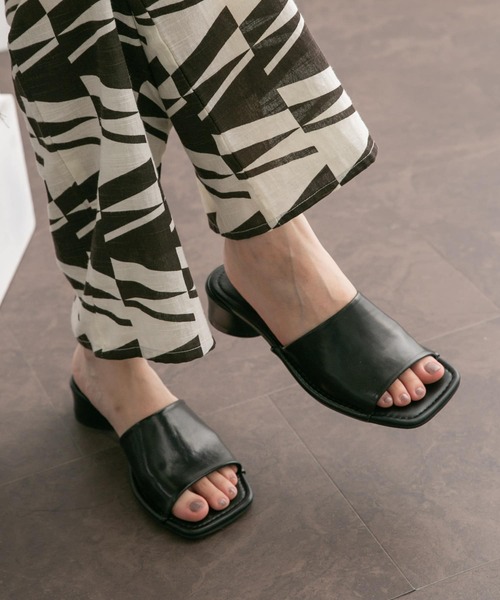 KBF（ケイビーエフ）の「デザインヒールスクエアトゥミュール（サンダル・レディース・ライトブルー/ブラック・38/36/37）」の3枚目の写真