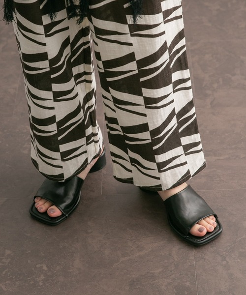 KBF（ケイビーエフ）の「デザインヒールスクエアトゥミュール（サンダル・レディース・ライトブルー/ブラック・38/36/37）」の4枚目の写真