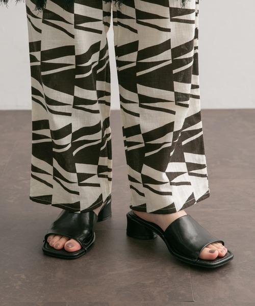 KBF（ケイビーエフ）の「デザインヒールスクエアトゥミュール（サンダル・レディース・ライトブルー/ブラック・38/36/37）」の5枚目の写真