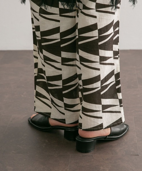 KBF（ケイビーエフ）の「デザインヒールスクエアトゥミュール（サンダル・レディース・ライトブルー/ブラック・38/36/37）」の6枚目の写真