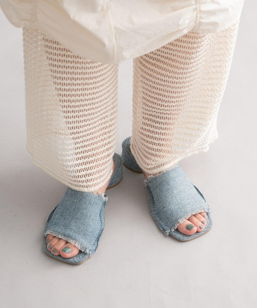 KBF（ケイビーエフ）の「デザインヒールスクエアトゥミュール（サンダル・レディース・ライトブルー/ブラック・38/36/37）」の17枚目の写真