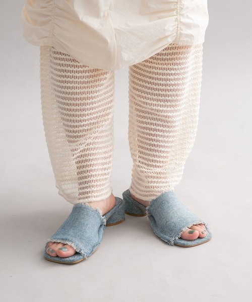 KBF（ケイビーエフ）の「デザインヒールスクエアトゥミュール（サンダル・レディース・ライトブルー/ブラック・38/36/37）」の18枚目の写真