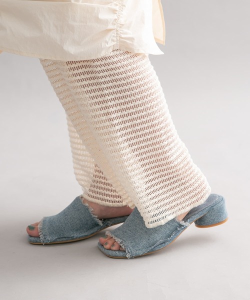 KBF（ケイビーエフ）の「デザインヒールスクエアトゥミュール（サンダル・レディース・ライトブルー/ブラック・38/36/37）」の19枚目の写真