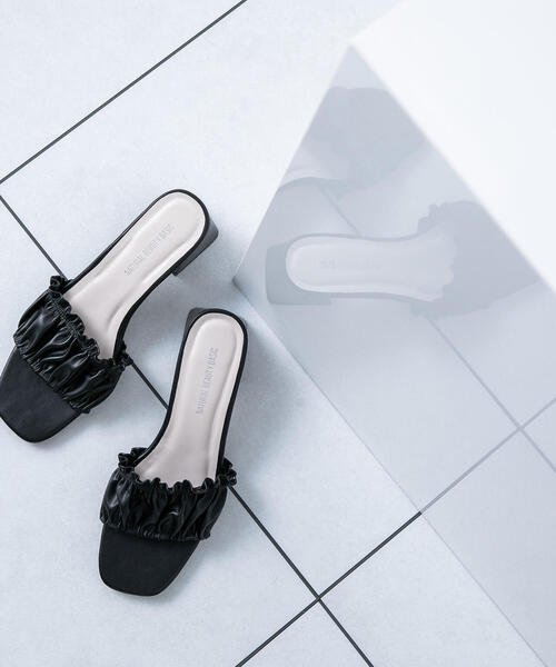 NATURAL BEAUTY BASIC（ナチュラルビューティーベーシック）の「◇シャーリングミュール（サンダル・レディース・シルバー/ブラック・SMALL/MEDIUM）」の2枚目の写真