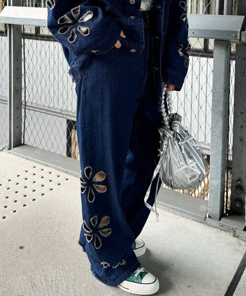 HELLO.SANFRANCISCO（ハローサンフランシスコ）の「【HELLO.SANFRANCISCO/ハローサンフランシスコ】フラワーカットアウトデニムパンツ（デニムパンツ・レディース・サックスブルー/ブルー・MEDIUM/SMALL/X-SMALL）」の4枚目の写真