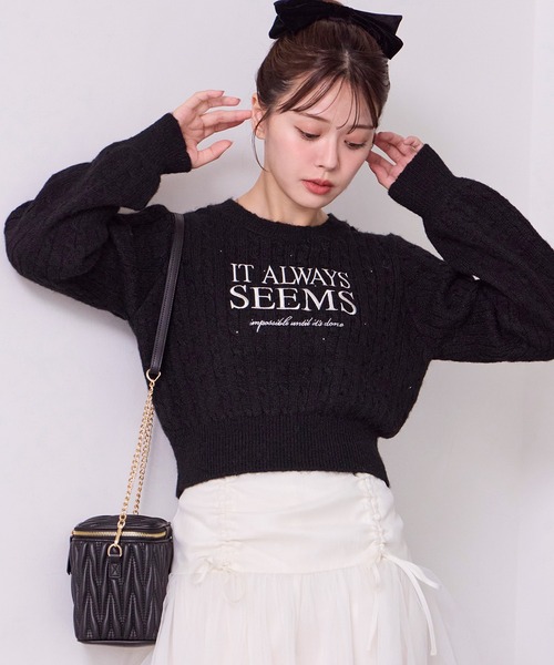 one after another NICE CLAUP（ワンアフターアナザーナイスクラップ）の「ロゴ刺繍ケーブルニット（ニット/セーター・レディース・レッド/ピンク/ブラック/オフホワイト・FREE）」の2枚目の写真