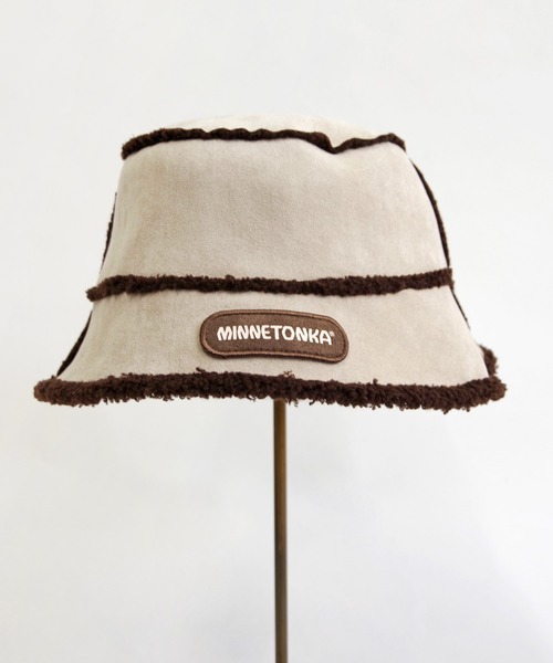 Minnetonka（ミネトンカ）の「MINNETONKA（ミネトンカ） / ボアリバーシブルバケットハット SUEDE BOA HAT（ハット・レディース・グレー/アイボリー/ブラウン・FREE）」の3枚目の写真