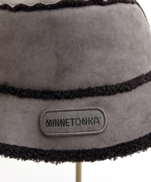 Minnetonka（ミネトンカ）の「MINNETONKA（ミネトンカ） / ボアリバーシブルバケットハット SUEDE BOA HAT（ハット・レディース・グレー/アイボリー/ブラウン・FREE）」の8枚目の写真